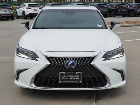 Used 2022 Lexus ES 300h Ultra Luxury w/ Accessory Package 2 FWD image 2