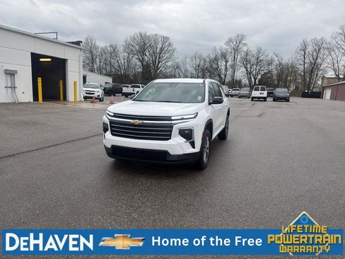 Used 2025 Chevrolet Traverse LT image 1
