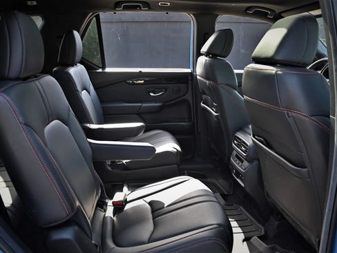 Used 2025 Honda Pilot TrailSport image 17