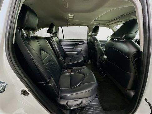 Used 2023 Toyota Highlander XLE image 8