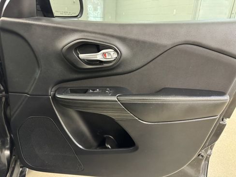 Used 2016 Jeep Cherokee Altitude w/ Cold Weather Group image 27