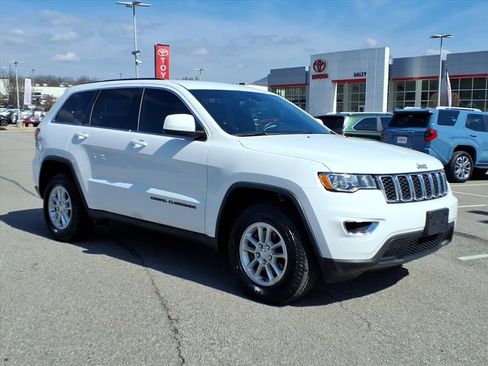 Used 2020 Jeep Grand Cherokee Laredo image 2