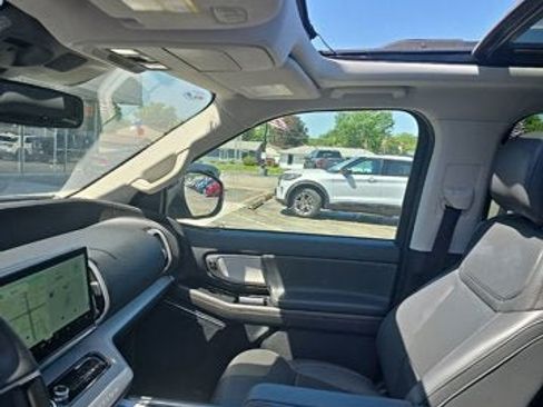 Used 2025 Ford Expedition Max Active AWD/4WD image 5