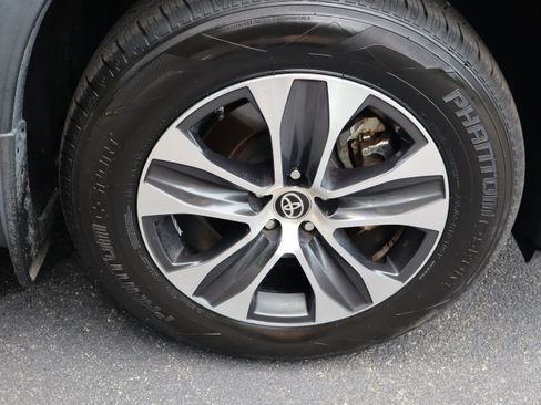 Used 2021 Toyota Highlander XLE AWD/4WD image 14