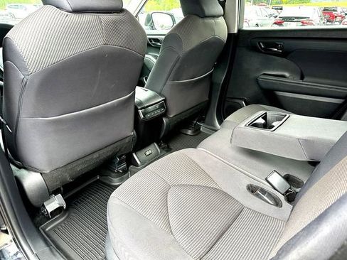 Used 2024 Toyota Highlander LE AWD/4WD image 18