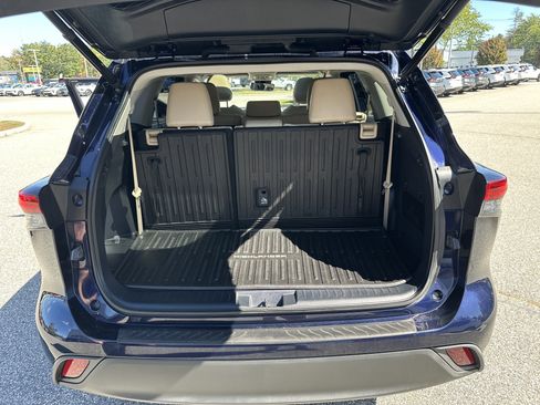 Used 2021 Toyota Highlander XLE AWD/4WD image 18