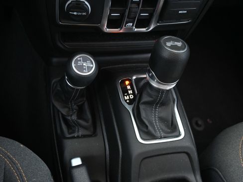 Used 2025 Jeep Wrangler Unlimited Sahara w/ Safety Group AWD/4WD image 27