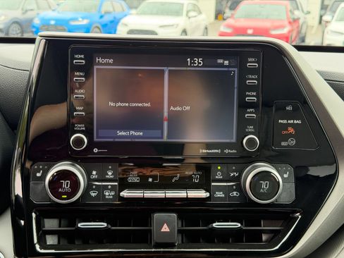 Used 2021 Toyota Highlander XLE AWD/4WD image 21