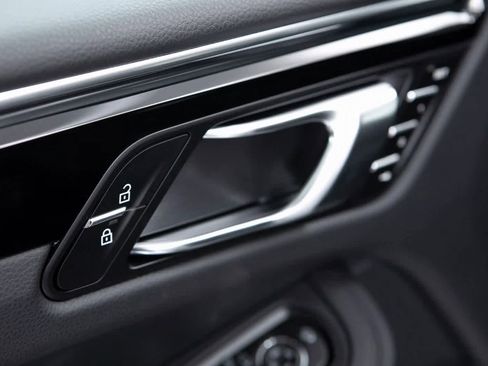 Certified 2025 Porsche Macan image 20