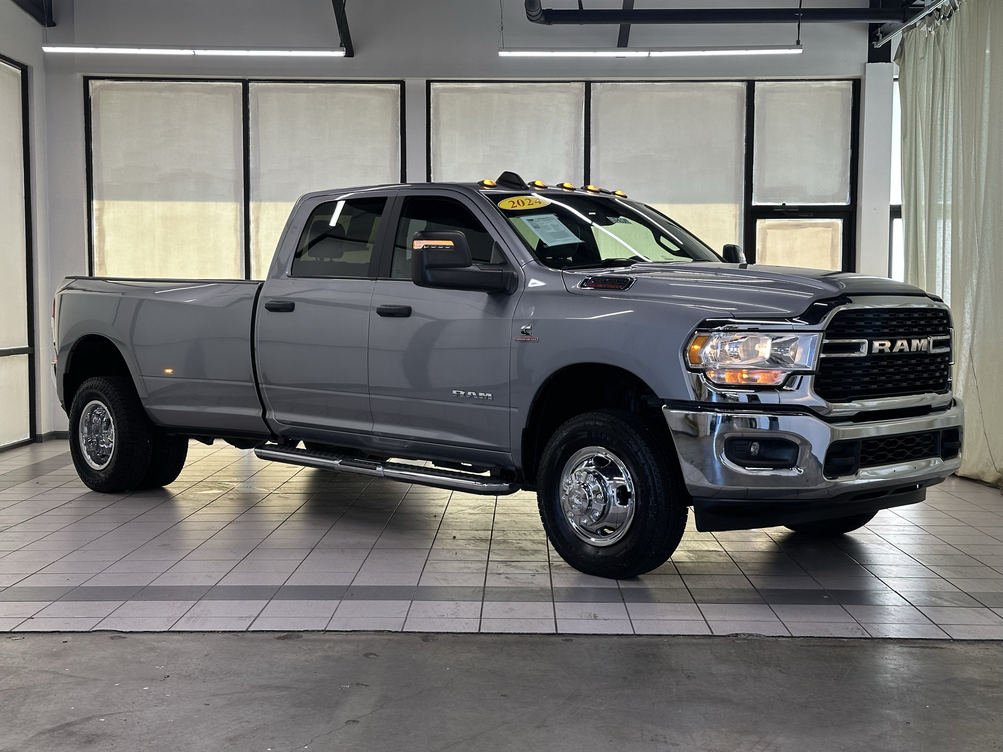 Used 2024 RAM 3500 Big Horn AWD/4WD image 1
