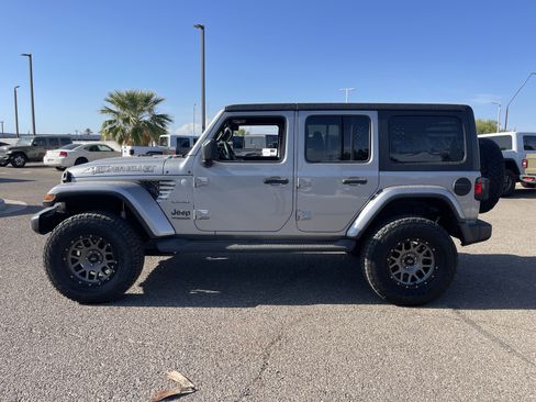 Used 2018 Jeep Wrangler Unlimited Sahara w/ Uconnect 4C Nav & Sound Group AWD/4WD image 3