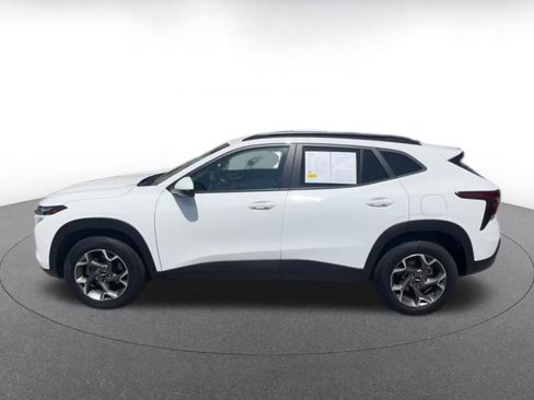 Used 2025 Chevrolet Trax LT FWD image 9