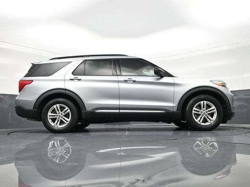 Used 2020 Ford Explorer XLT image 30