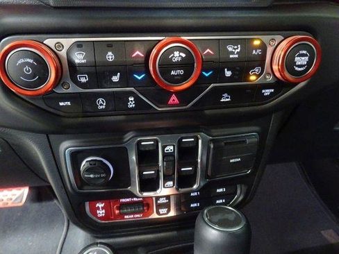 Used 2023 Jeep Wrangler Unlimited Rubicon w/ Cold Weather Group AWD/4WD image 31