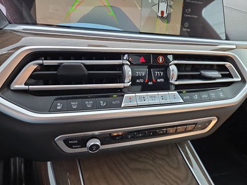 Used 2021 BMW X5 xDrive40i w/ M Sport Package image 18