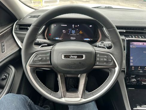 Used 2023 Jeep Grand Cherokee L Limited image 2