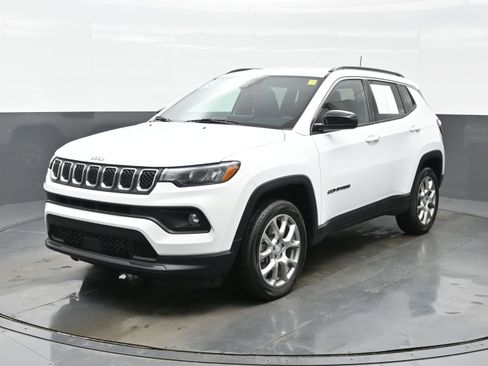 Used 2023 Jeep Compass Latitude image 2