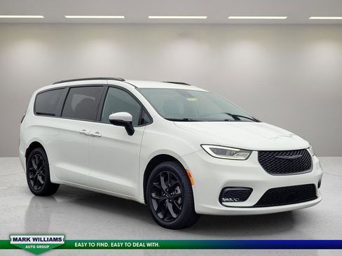 Used 2023 Chrysler Pacifica Touring-L w/ S Appearance Package image 1