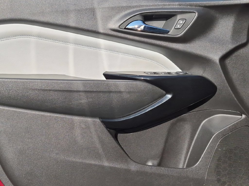 Used 2025 Chevrolet Trax LT w/ LT Convenience Package FWD image 11