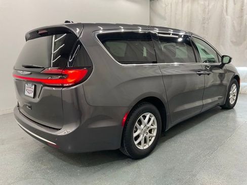 Used 2023 Chrysler Pacifica Touring-L FWD image 7