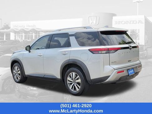 Used 2025 Nissan Pathfinder SL FWD image 3