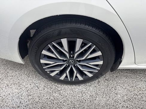 Used 2025 Nissan Altima 2.5 SV FWD image 15