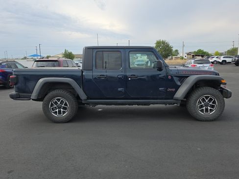 Used 2025 Jeep Gladiator Rubicon w/ Convenience Group AWD/4WD image 9
