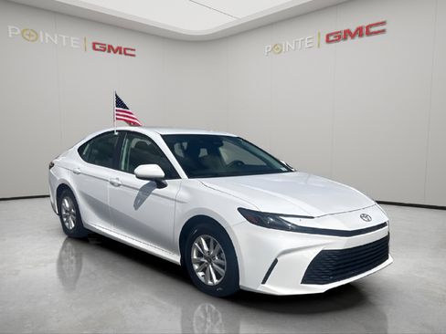 Used 2025 Toyota Camry LE image 1