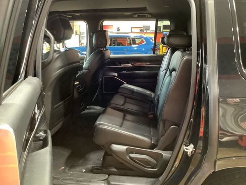 Used 2023 Jeep Wagoneer 4WD w/ Premium Group I image 5