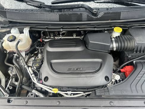 Used 2025 Chrysler Pacifica Select FWD image 12