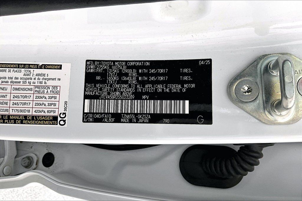 Used 2025 Toyota 4Runner SR5 AWD/4WD image 40