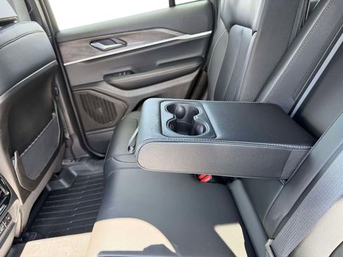 Used 2025 Jeep Grand Cherokee Limited image 16