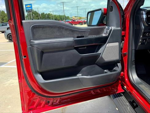 Used 2025 Ford F150 Platinum image 39