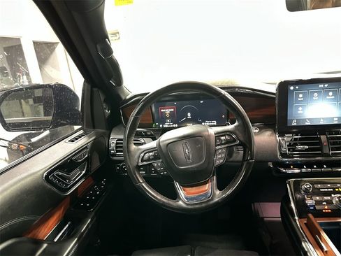 Used 2018 Lincoln Navigator Premiere image 11