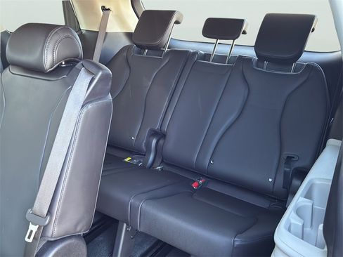 Used 2024 Kia Carnival EX image 29