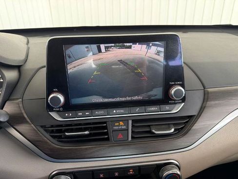 Used 2024 Nissan Altima 2.5 SV FWD image 5