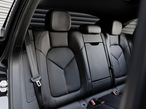 Certified 2025 Porsche Macan AWD/4WD image 34