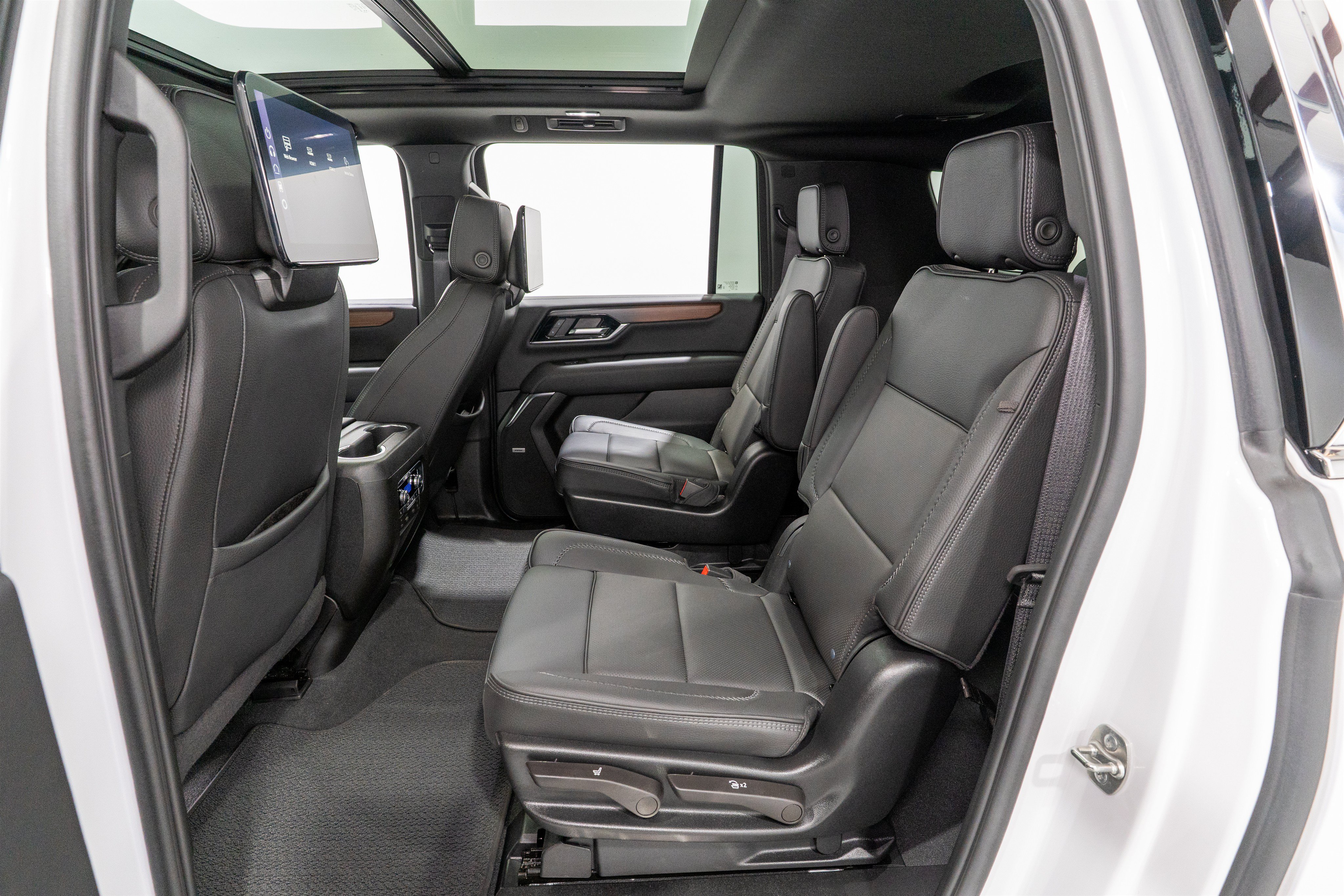 Used 2025 GMC Yukon XL Denali w/ Advanced Technology Package AWD/4WD image 33