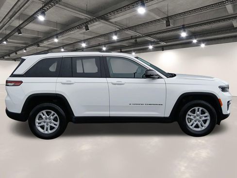 Used 2024 Jeep Grand Cherokee Laredo RWD image 17