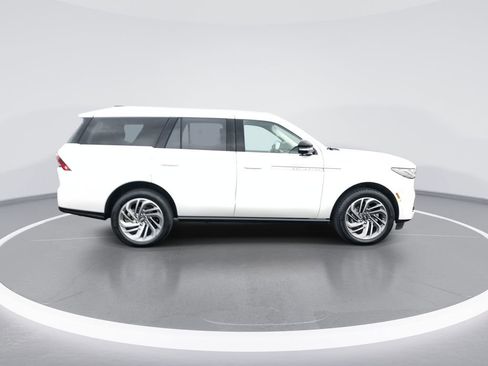Used 2025 Lincoln Navigator Reserve AWD/4WD image 9