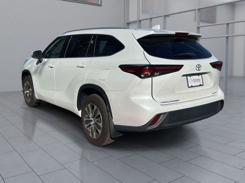Used 2022 Toyota Highlander XLE AWD/4WD image 7