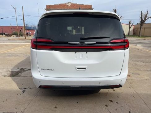 Used 2024 Chrysler Pacifica Touring-L image 5