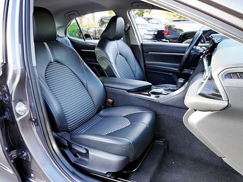 Used 2023 Toyota Camry SE image 12