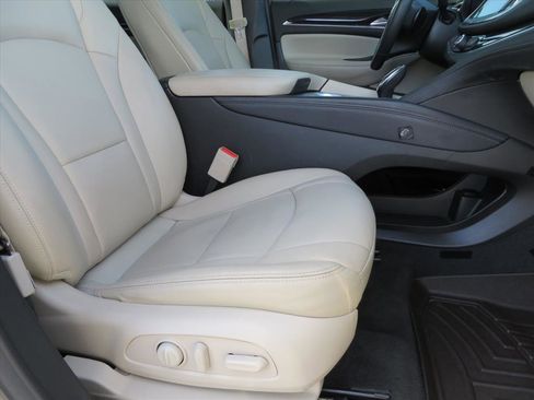 Used 2020 Buick Enclave Essence image 9