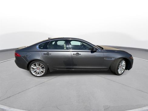 Used 2017 Jaguar XF Prestige image 4