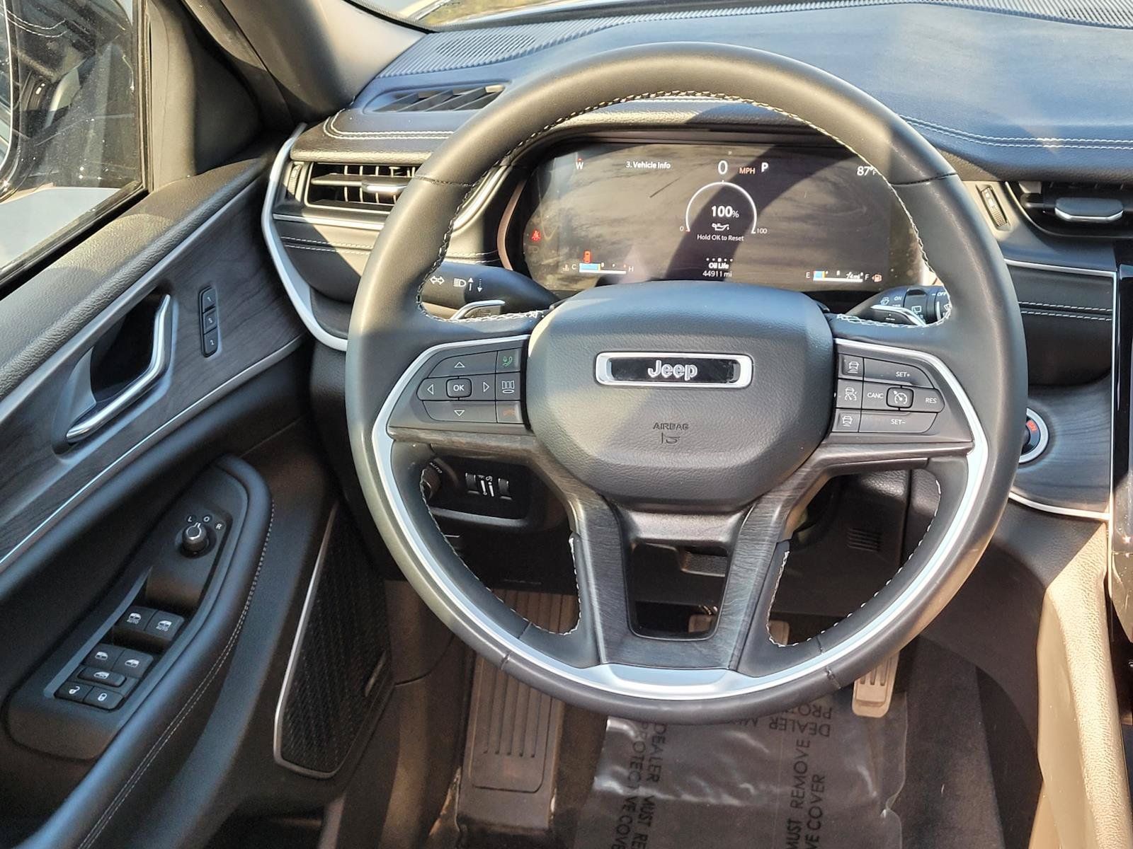 Used 2024 Jeep Grand Cherokee Limited w/ Black Appearance Package AWD/4WD image 6
