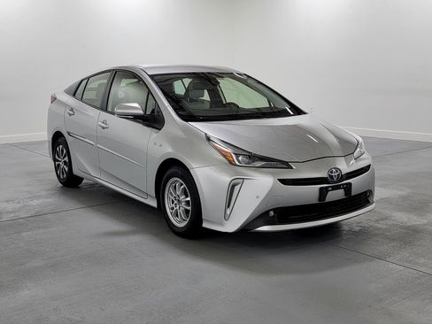 Used 2021 Toyota Prius XLE AWD/4WD image 2
