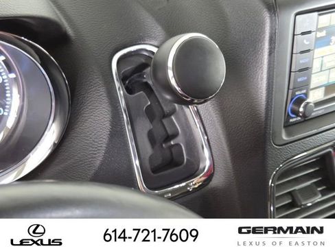 Used 2016 Chrysler Town & Country Touring w/ Driver Convenience Group FWD image 28