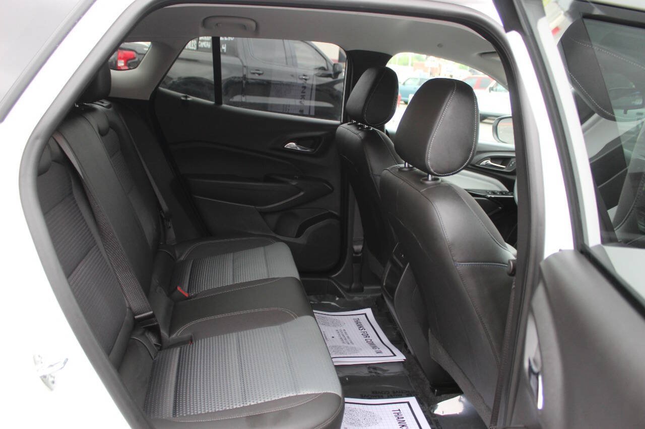 Used 2025 Chevrolet Trax LT FWD image 11