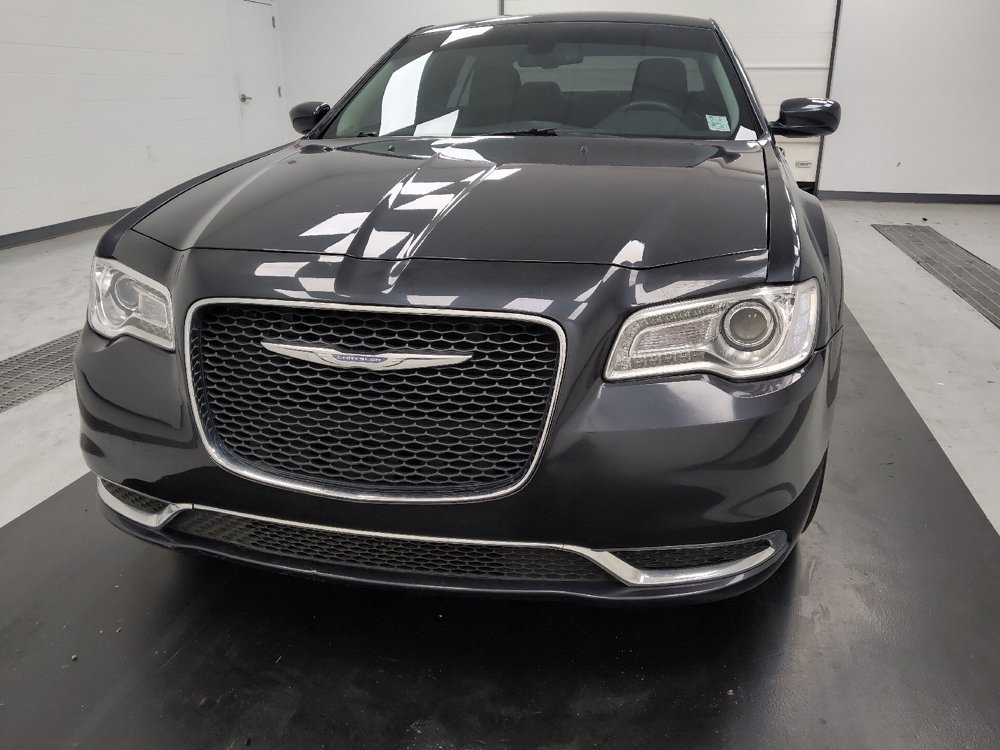 Used 2018 Chrysler 300 Touring L RWD image 15